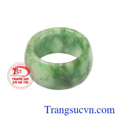 Nhẫn ngọc cẩm thạch như ý với 100% đá ngọc cẩm thạch thiên nhiên sẽ đem đến cho quý khách hàng một sự hài lòng như ý. 