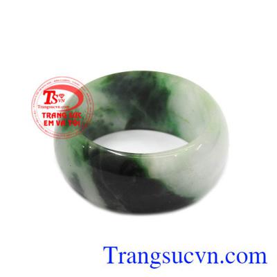 Nhẫn ngọc cẩm thạch phát tài được chế tác 100% đá ngọc cẩm thạch, từ đất nước Myanma trù phú, đem đến cho quý khách hàng may mắn, sung túc. 