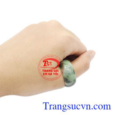 Ngọc cẩm thạch thiên nhiên thích hợp với nhiều mệnh. Nhẫn ngọc cẩm thạch phát tài