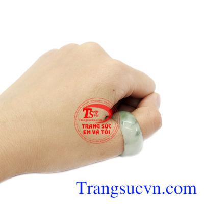Sản phẩm được giao bán trên toàn quốc, có giấy kiểm định đá quý, đảm bảo chất lượng cao. Nhẫn ngọc cẩm thạch phong lưu