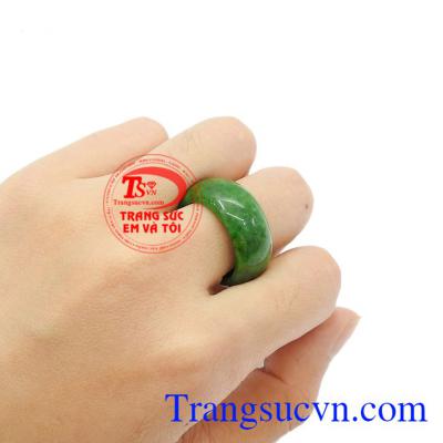 Sản phẩm được giao bán trên toàn quốc,có giấy kiểm định đá quý,đảm bảo chất lượng cao. Nhẫn ngọc cẩm thạch phù sa