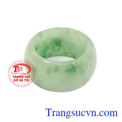 Nhẫn ngọc cẩm thạch thịnh vượng với 100% đá ngọc cẩm thạch thiên nhiên sẽ làm hài lòng quý khách hàng. 