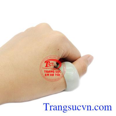 Nhẫn ngọc cẩm thạch tiên sa đem đến cho quí khách hàng cảm nhận sự kiều diễm. Nhẫn ngọc cẩm thạch tiên sa