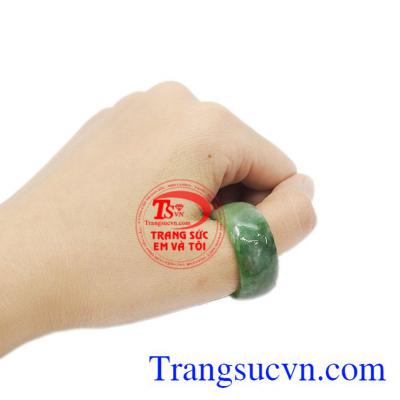 Đá cẩm thạch được cấu tạo bởi những hạt và sợi cực nhỏ kết dính vào nhau,đem lại cho người đeo cảm giác bén nhạy,tinh tế hơn. Nhẫn ngọc cẩm thạch vô giá