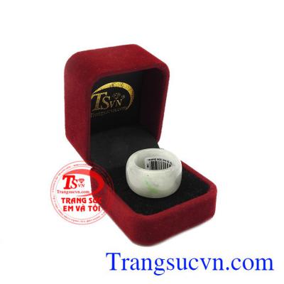 Nhẫn ngọc cẩm thạch vui vẻ là món quà ý nghĩa dành tặng cho người thân và bạn bè.