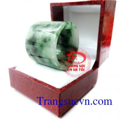 Nhẫn ngọc jadeite phong cách