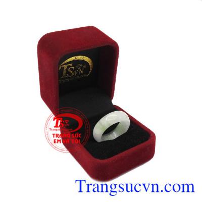 Chiếc nhẫn được giao bán trên toàn quốc. Nhẫn Ngọc Màu Trắng 20ly
