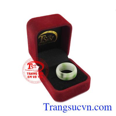 Chiếc nhẫn được giao bán trên toàn quốc.Nhẫn Ngọc Nam Trắng Vân Xanh Giá Rẻ