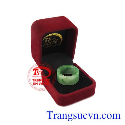 Đeo nhẫn ngọc có rất nhiều lợi ích tốt cho sức khỏe và vận khí cho người sử dụng. Nhẫn ngọc ngón cái mệnh hỏa.