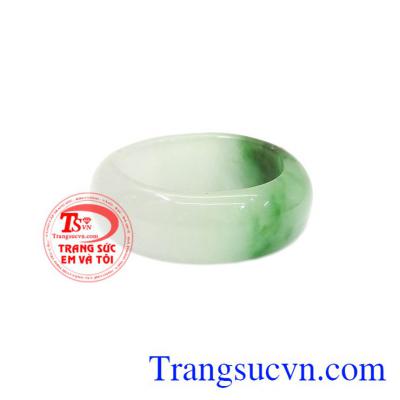 Nhẫn ngọc trắng lục được chế tác từ ngọc cẩm thạch thiên nhiên.