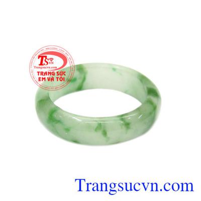 Nhẫn ngọc xanh đẹp được chế tác từ ngọc cẩm thạch thiên nhiên hợp mệnh.