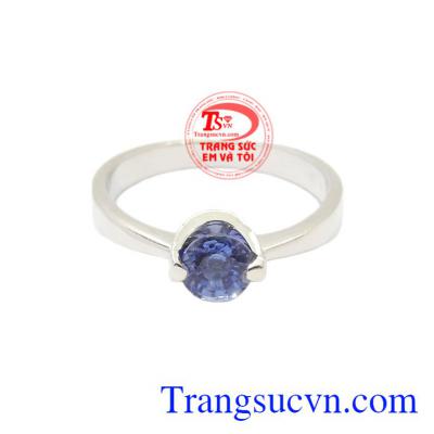 Nhẫn nữ Sapphire vàng trắng đẹp được chế tác từ vàng trắng 18k kết hợp với đá sapphire thiên nhiên.
