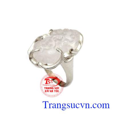 Nhẫn nữ thạch anh hồng trong suốt phù hợp với những người mệnh hỏa, thổ