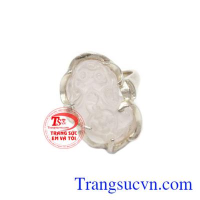 Nhẫn nữ thạch anh hồng trong suốt Nhẫn nữ thạch anh hồng trong suốt sẽ giúp người sử dụng giảm căng thẳng tăng sảng khoái, xua tan mệt mỏi