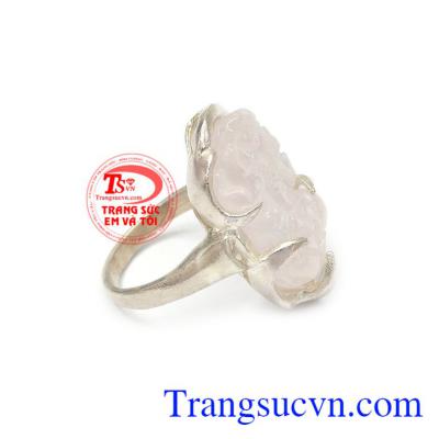 Nhẫn nữ thạch anh hồng trong suốt tạo sự đam mê và hạnh phúc, thạch anh hồng giúp khăng khít tình cảm gia đình, kết nối yêu thương