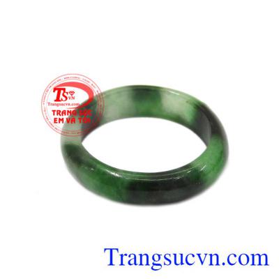 Nhẫn vân ngọc được chế tác từ ngọc cẩm thạch thiên nhiên hợp mệnh.