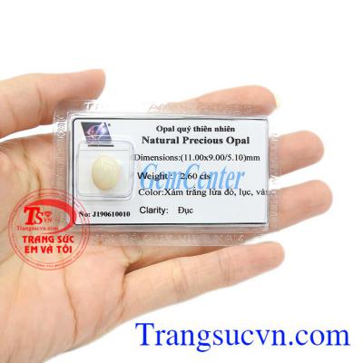 Ngoài ra, nhờ có ánh sáng lấp lánh trên bề mặt đá opal thiên nhiên giúp xua tan sự sợ hãi mang lại sự bình yên cho người dùng. Opal quý thiên nhiên tình yêu.