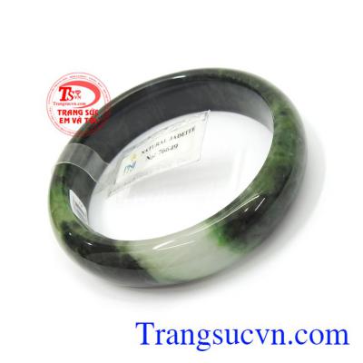 Phỉ thúy vòng tay phù hợp nhiều phong cách thời trang và lứa tuổi phái đẹp, là món quà tặng tuyệt vời cho người yêu thương những dịp ý nghĩa