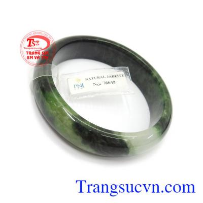 Phỉ thúy vòng tay chứa nguồn năng lượng dồi dào, có tác dụng giải trừ tà khí, mang lại may mắn, bình an và tài lộc cho người đeo