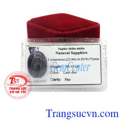 Saphir thiên nhiên mạnh mẽ có màu lam đen huyền bí và đầy cuốn hút.
