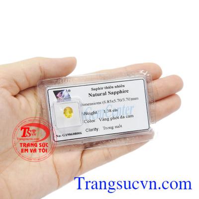 Viên saphir thiên nhiên hợp mệnh thổ và mệnh kim mang lại nhiều may mắn, giàu có và thịnh vượng. Saphire vàng mặt nhẫn. 