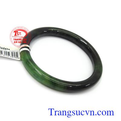 Vòng cẩm thạch lục đậm chứa nguồn năng lượng tốt dồi dào, có tác dụng mang lại bình an, may mắn và tài lộc cho người đeo