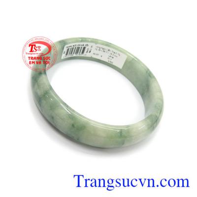 Vòng cẩm thạch tự nhiên đeo hợp phong cách phái đẹp, tôn lên sự quý phái, sang trọng và tinh tế