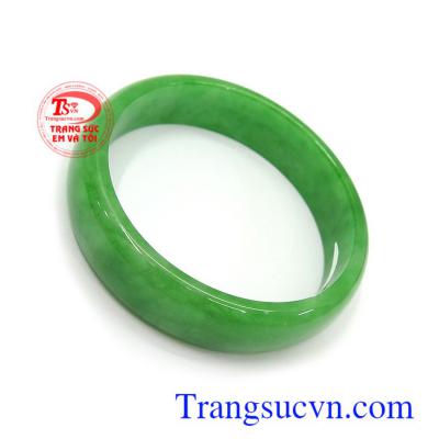 Vòng cẩm thạch xanh ngọc đẹp rất được phái đẹp ưa chuộng, phù hợp nhiều lứa tuổi và nhiều phong cách thời trang khác nhau