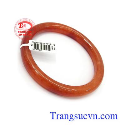 Vòng đỏ Ngọc cẩm thạch với ngọc cẩm thạch thiên nhiên chứa nguồn năng lượng dồi dào, đeo hợp phong thủy, có tác dụng trừ tà, mang bình an, hạnh phúc và thăng tiến