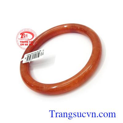 Vòng đỏ Ngọc cẩm thạch rất được phái đẹp ưa chuộng như lá bùa hộ mệnh cho người đeo