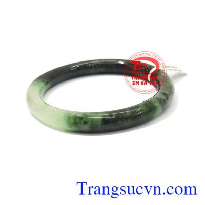 Vòng ngọc A Jadeite chứa nguồn năng lượng tốt, là kết tinh của tự nhiên, có tác dụng tăng khả năng tập trung, bình tĩnh tâm trí, giải trừ tà khí, mang lại bình an, may mắn và hạnh phúc cho người đeo