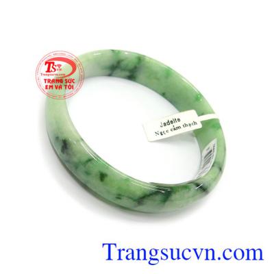 Vòng ngọc cẩm thạch có thể hợp với tất cả các mệnh nên chắc chắn sẽ là sản phẩm ưa thích cho tất cả mọi người