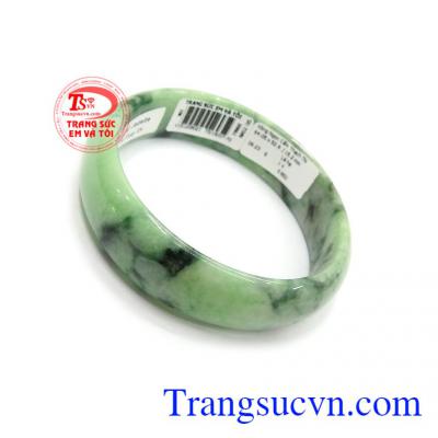 Vòng ngọc cẩm thạch thiên nhiên phù hợp với nhiều lứa tuổi, đeo hợp thời trang và quý phái