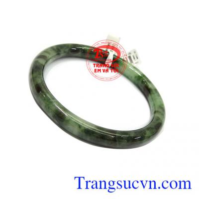 Vòng ngọc cẩm thạch trong phong thủy có tác tác dụng điều hòa huyết áp, nhịp tim, giảm căng thẳng, strees và mang lại may mắn, thuận lợi trong cuộc sống cũng như công việc của người đeo