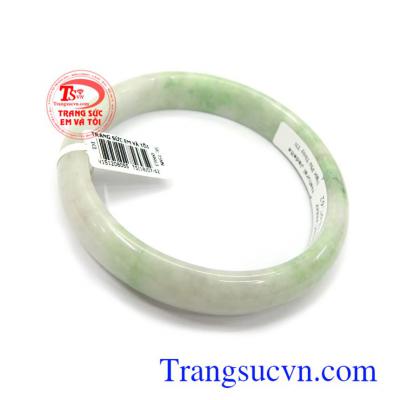 Vòng ngọc cẩm thạch thiên nhiên là sản phẩm phù hợp phong cách thời trang và nhiều lứa tuổi khác nhau