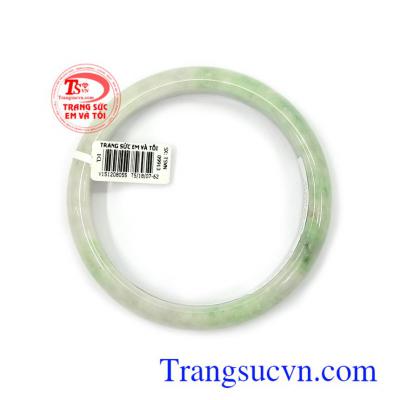 Vòng ngọc cẩm thạch thiên nhiên màu sắc tươi sáng, chất lượng ngọc đảm bảo, là lá bùa hộ mệnh cho người đeo