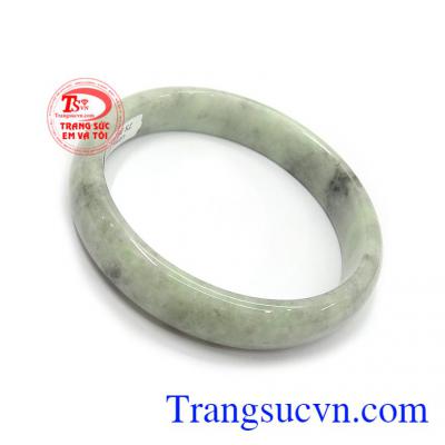 Vòng ngọc cẩm thạch trắng tự nhiên trong phong thủy có tác tác dụng điều hòa huyết áp, nhịp tim, giảm căng thẳng, strees và mang lại may mắn, thuận lợi trong cuộc sống cũng như công việc của người đeo