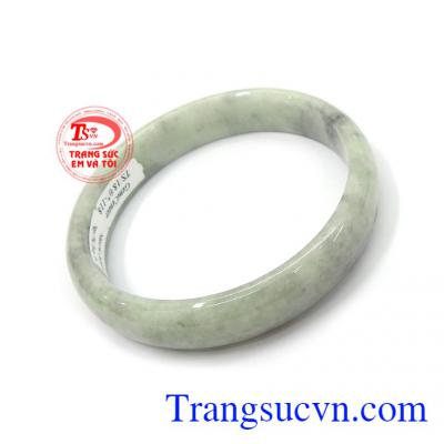 Vòng ngọc cẩm thạch trắng tự nhiên rất được phái đẹp ưa chuộng, là món quà tặng ý nghĩa cho người yêu thương