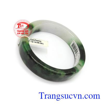 Vòng ngọc cẩm thạch vuông chứa nguồn năng lượng dồi dào có khả năng đẩy lùi những điều không hay