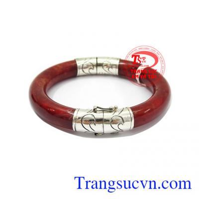 Vòng ngọc đỏ bọc bạc là sản phẩm mang lại nhiều may mắn, sức khỏe, hạnh phúc cho người đeo