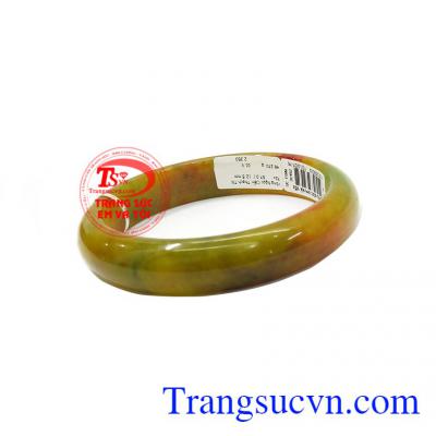 Vòng ngọc cẩm thạch có tác dụng tăng sự tập trung, giảm căng thẳng, giải trừ vận đen, mang nhiều bình an, may mắn và tài lộc cho người đeo