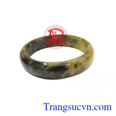 Vòng ngọc jadeit tứ quý được chế tác bản hẹ, thích hợp với nhiều độ tuổi