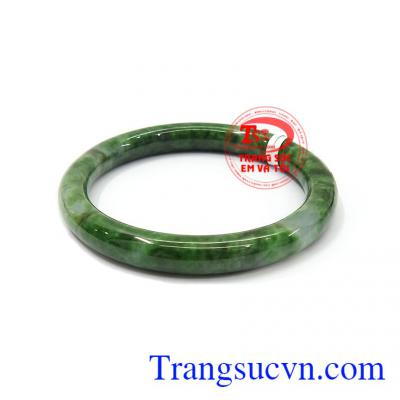 Đeo Ngọc Jadeite (Ngọc Phỉ Thúy) có tác dụng tốt cho sức khỏe tinh thần, thể chất như giảm stress, thư thái tinh thần, điều hòa huyết áp nhịp tim cũng như mang lại may mắn thuận lợi trong công việc cũng như cuộc sống