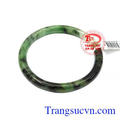 Vòng ngọc jadeite được chế tác bản tròn vô cùng tinh tế và đẹp mắt