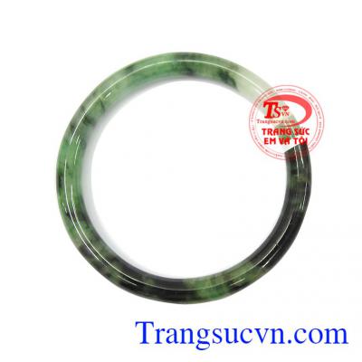 Người dùng có thể sử dụng vòng ngọc, kết hợp cùng nhiều trang phục khác nhau