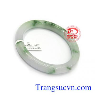 Vòng ngọc quyền lực trong phong thủy có tác dụng giải trừ tà khí, chiêu tài lộc, công danh, mang lại hạnh phúc bình an và may mắn cho người đeo