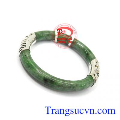 Vòng ngọc sơn thủy bọc bạc mang lại sự sang trọng, quý phái cho người sở hữu