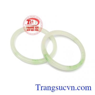 Vòng cẩm thạch vân là sản phẩm được chế tác từ ngọc cẩm thạch thiên nhiên chất lượng, có giấy kiểm định đá quý uy tín, giao hàng nhanh trên toàn quốc