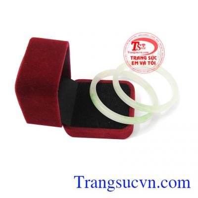 Vòng ngọc trắng đôi mang màu xanh đầy sức sống, có khả năng đem lại tiền tài, may mắn và sức khỏe cho người đeo