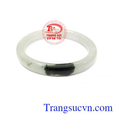 Vòng ngọc trắng đẹp mang màu sắc trắng xanh đến xanh sang trọng, tinh tế